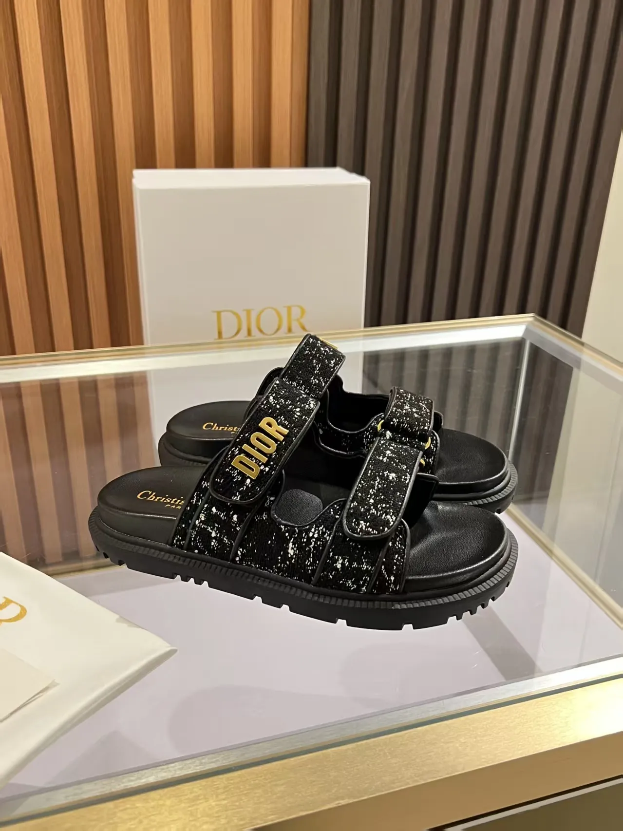 👟👟Ex-factory price 480👟👟 Dior classic popular sandals Step into the fashion territory of Dior slippers and encounter the ultimate fusion of elegance and comfort. The upper is engraved with the Christian Dior Paris logo using exquisite embroidery technology. The delicate stitching tells the brand's profound heritage and is fully recognizable.   Made of high-quality materials, it feels soft and fits your feet, as if it is a gentle care tailor-made for your feet. The sole is carefully designed and engraved with Christian Dior's lucky star symbol. It is not only a beautiful embellishment, but also provides reliable grip, making every step steady and secure.   It has a simple design and is easy to put on and take off. Whether it is a lazy weekend or a pleasant vacation, it can be easily adapted. Whether paired with casual shorts, casual jeans, or an elegant dress, Dior slippers can instantly enhance the overall style and show a casual fashion attitude.   Dior slippers, in the name of fashion, inject luxurious charm into your life and accompany you with every step you take with confidence and elegance. Material: Fine genuine cowhide upper, outsole, TPR, non-slip and wear-resistant, code number: 35-41 (42 customized)